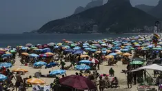 Orang-orang menghabiskan liburan kota Saint Sebastian di pantai Ipanema selama gelombang panas di Rio de Janeiro, Brasil, Kamis (20/1/2022). (AP Photo/Bruna Prado)