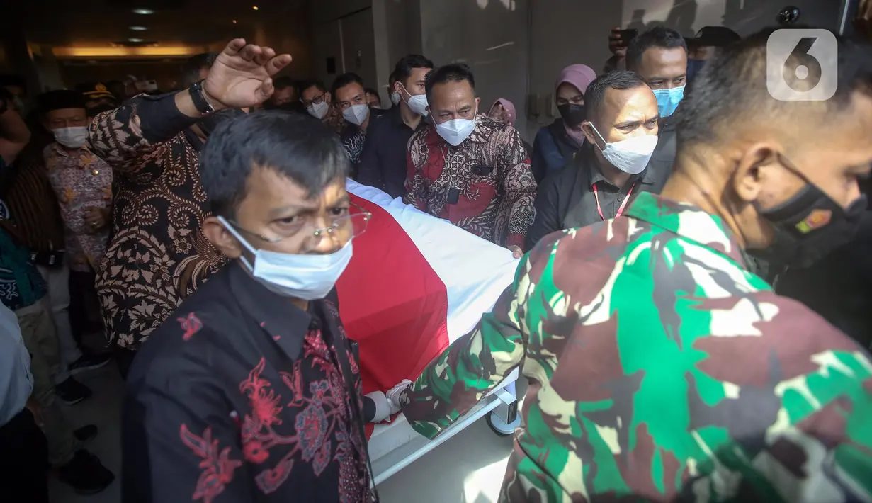 Jenazah almarhum Menpan RB Tjahjo Kumolo dibawa menuju Rumah Dinas Widya Candra dari Rumah Sakit Abdi Waluyo, Jakarta, Jumat (1/7/2022). Tjahjo Kumolo meninggal dunia di RS Abdi Waluyo karena sakit infeksi paru-paru yang diderita. (Liputan6.com/Faizal Fanani)