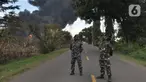 Anggota TNI berjaga di lokasi terbakarnya kilang minyak di Jalan Raya Balongan-Indramayu, Kabupaten Indramayu, Jawa Barat, Senin (29/3/2021).  Dampak dari terbakarnya kilang minyak Balongan milik PT Pertamina itu mengakibatkan Jalan Raya Balongan-Indramayu ditutup total. (merdeka.com/Arie Basuki)