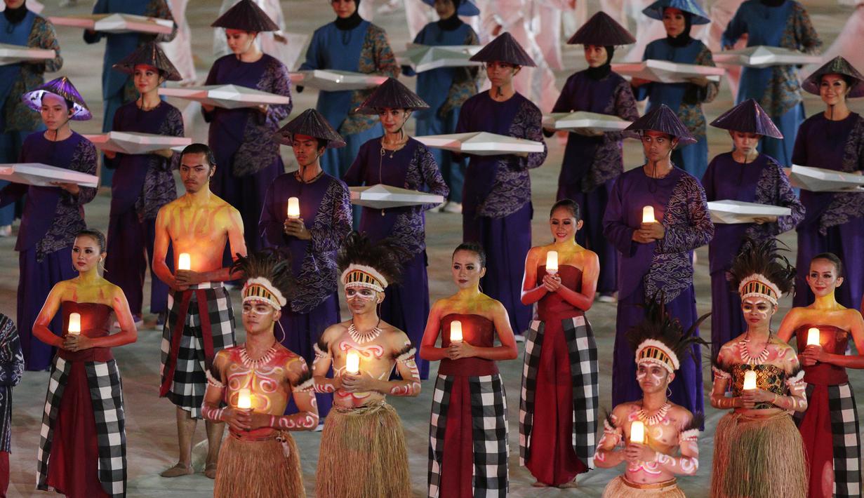 Adat budaya nusantara ditampilkan saat pembukaan Asian Para Games di SUGBK, Jakarta, Sabtu (06/10/2018). Pembukaan Asian Para Games kental dengan nuansa nusantara. (Bola.com/M Iqbal Ichsan)