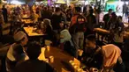 Memperingati hari kopi internasional, ribuan warga Bondowoso menggelar acara ngopi bareng. Sebanyak 17.000 gelas kopi disediakan gratis.