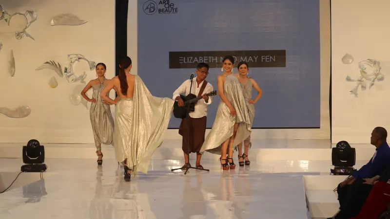 Penampilan Andre Hehanussa di Fashion Show Marathon Runway