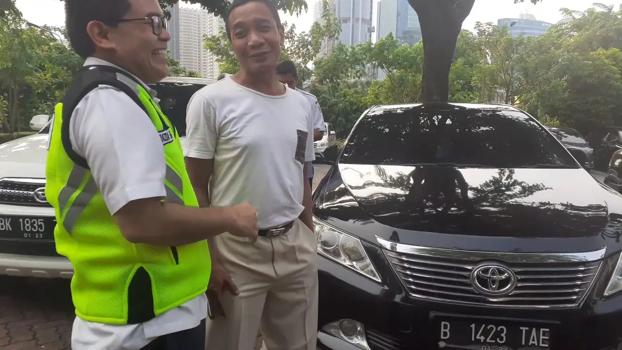 Mobil berstiker DPD ini terjaring razia pajak mobil mewah di Mall Pondok Indah. (Merdeka.com/ Tri Yuniwati Lestari)