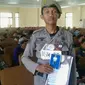 Seorang anggota Satpol PP bernama Muhlis mengikuti audisi Liga Dangdut Indonesia (LIDA) di kota Mamuju, Sulawesi Barat. (Fauzan/Liputan6.com)