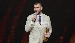 Kiper Timnas Indonesia, Maarten Paes, jadi penjaga gawang terbaik dalam PSSI Awards 2026. Malam penghargaan digelar di Studio 6 Emtek City, Jakarta Barat, pada Sabtu (28/3/2026) malam WIB. (Bola.com/Bagaskara Lazuardi)