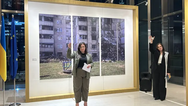 Aksi Gantungan Kunci di Pameran Fotografi Kedubes Ukraina Senin (24/8/2026) (Dok: Liputan6/Nasywa Fakhirah)