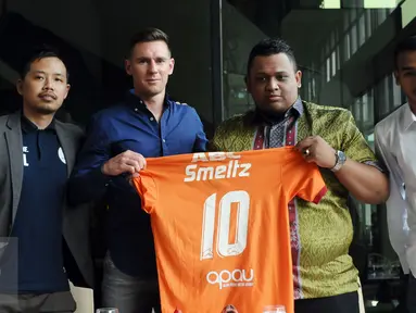 Presiden klub PBFC, Nabil Husein Said Amin (ketiga kiri) secara resmi memperkenalkan Shane Smeltz (kedua kiri) di Jakarta, Selasa (11/4). Shane Smeltz berstatus marquee player dan diikat kontrak oleh PBFC selama semusim. (Liputan6.com/Helmi Fithriansyah)