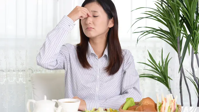 Mengonsumsi makanan sehat