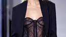 Model mengenakan busana desainer Anthony Vaccarello saat peragaan busana musim panas/dingin 2016/2017 untuk wanita di Paris , Perancis , 1 Maret 2016. (REUTERS / Benoit Tessier)