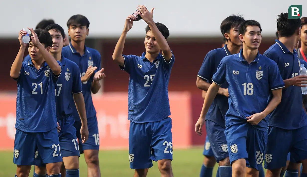 Timnas Thailand U-16 berhasil merebut peringkat ke-3 Piala AFF U-16 2022 usai mengalahkan Myanmar U-16 dengan skor 3-0 dalam laga yang digelar di Stadion Maguwoharjo, Sleman, Jumat (12/8/2022) sore WIB. Seluruh tiga gol kemenangan Thailand U-16 dicetak di babak kedua. (Bola.com/Bagaskara Lazuardi)