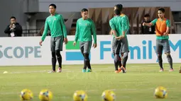 Kurnia Meiga dan Andritany tengah melakukan pemanasan saat sesi latihan sebelum melawan Vietnam pada laga semi-final AFFcup 2016 di Stadion Pakansari, Bogor, (02/12/2016).  (Bola.com/Nicklas Hanoatubun)