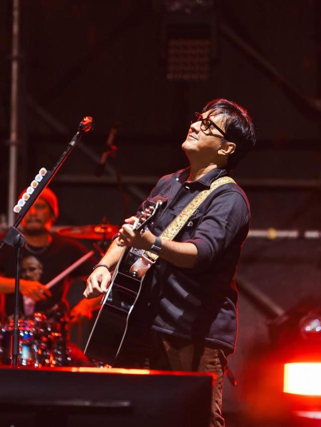 Potret keren Andre Taulany main gitar (credit: https://www.instagram.com/andreastaulany/)