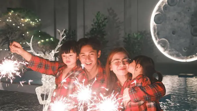 Rayakan Tahun Baru dengan Piyama Serasi, Gaya Keluarga Felicya Angelista & Caesar Hito Tetap Hangat dan Stylish