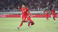 Pemain&nbsp;Timnas Indonesia, Kadek Arel melakukan selebrasi setelah mencetak gol penyeimbang 1-1 ke gawang Laos pada laga lanjutan Grup B Piala AFF 2024 di Stadion Manahan, Solo, Jawa Tengah, Kamis (12/12/2024). (Bola.com/Abdul Aziz)