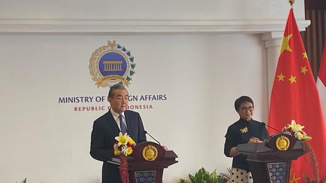 Menteri Luar Negeri China Wang Yi menyampaikan pernyataan pers di Jakarta