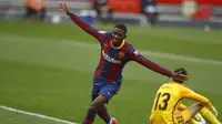 Winger Barcelona Ousmane Dembele berselebrasi usai mencetak gol ke gawang Sevilla dalam lanjutan Liga Spanyol di Estadio Ramon Sanchez Pizjuan, Sabtu (27/2/2021). (AP Photo/Angel Fernandez)