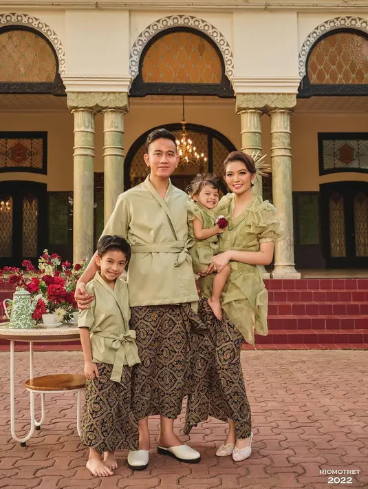 Potret keluarga kecil Gibran dan Selvi Ananda. Selvi tampil menawan dengan atasan berwarna hijau muda, dipadu kain batik sebagai rok. [Foto: Instagram]