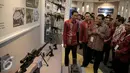 Presiden Joko Widodo melihat stan pameran Trade Expo Indonesia (TEI) ke-30 Tahun 2015 di Jakarta, Rabu (21/10/2015). Pameran menghadirkan usaha skala mikro, kecil, menengah hingga besar berlangsung dari 21-25 Oktober 2015. (Liputan6.com/Faizal Fanani)