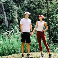 Maudy dan Jesse bergandengan tangan dan saling melempar senyum bahagia. Momen mesra mereka sukses bikin baper netizen, gelar sebagai pasangan yang serasi dan ideal memang pas disandang keduanya. (Instagram/maudyayunda)