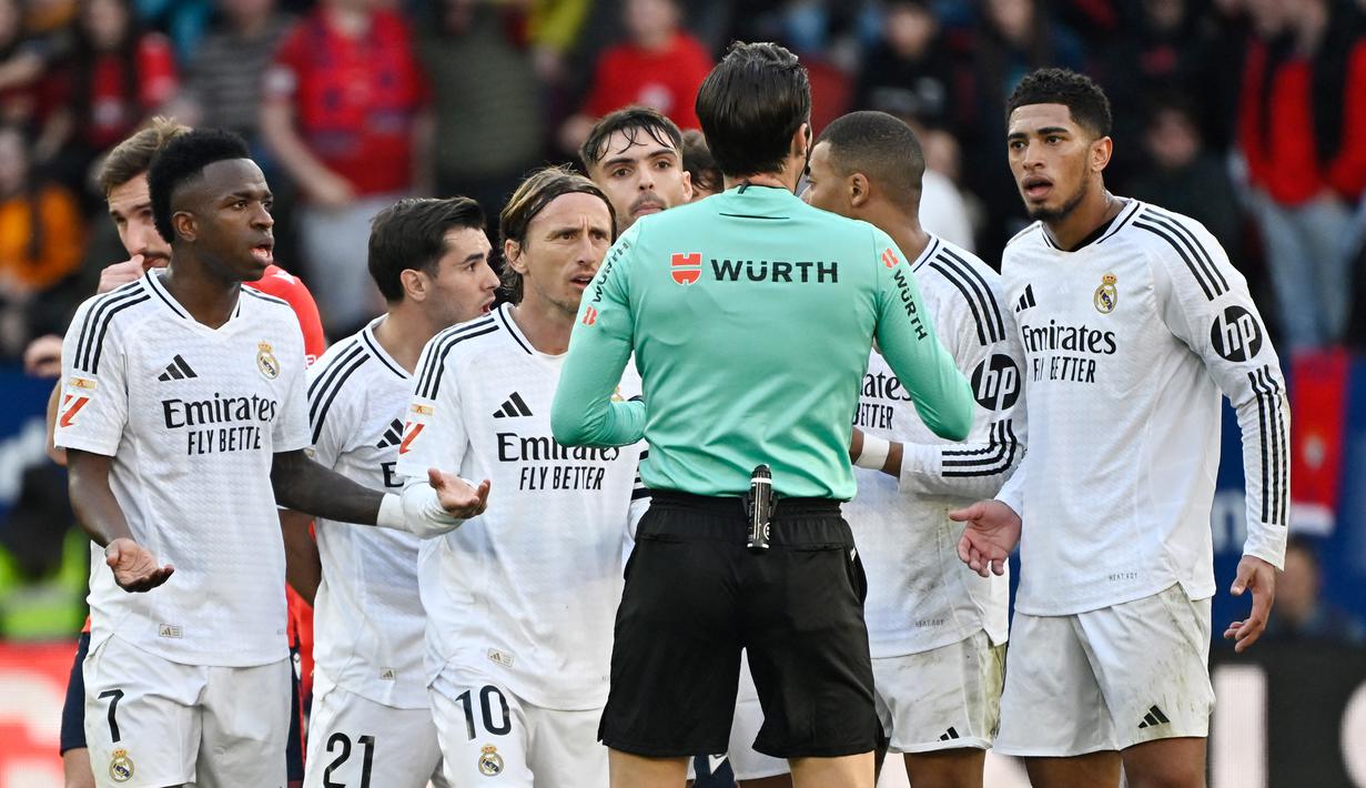 Osasuna dan Real Madrid harus berbagi poin usai bermain imbang dengan skor 1-1 dalam laga pekan 24 La Liga 2024/2025. (AFP/Ander Gillenea)