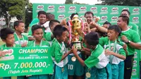 SDN 112 Kab. Enrekang, juara Milo Football Championship 2017 regional Makassar. (Bola.com/Benediktus Gerendo Pradigdo)
