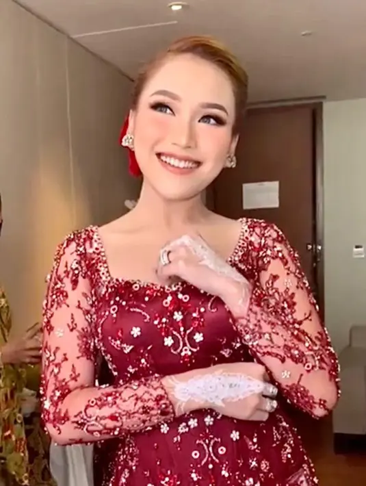 <p>Ayu Ting Ting terlihat begitu menawan dalam balutan kebaya modern warna merah maroon. Penyanyi dangdut ini juga tampak memadukannya dengan kain songket warna senada. (Instagram/inge_ayelia).</p>