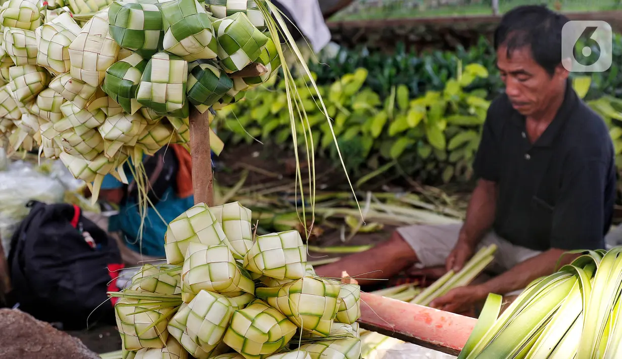Para pedagang itu berjualan sambil sibuk menganyam janur atau daun kelapa untuk dijadikan kulit ketupat. (Liputan6.com/Angga Yuniar)