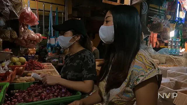 Nikita Willy dan Winona belanja di pasar tradisional. (Foto: YouTube/Nikita Willy Official)