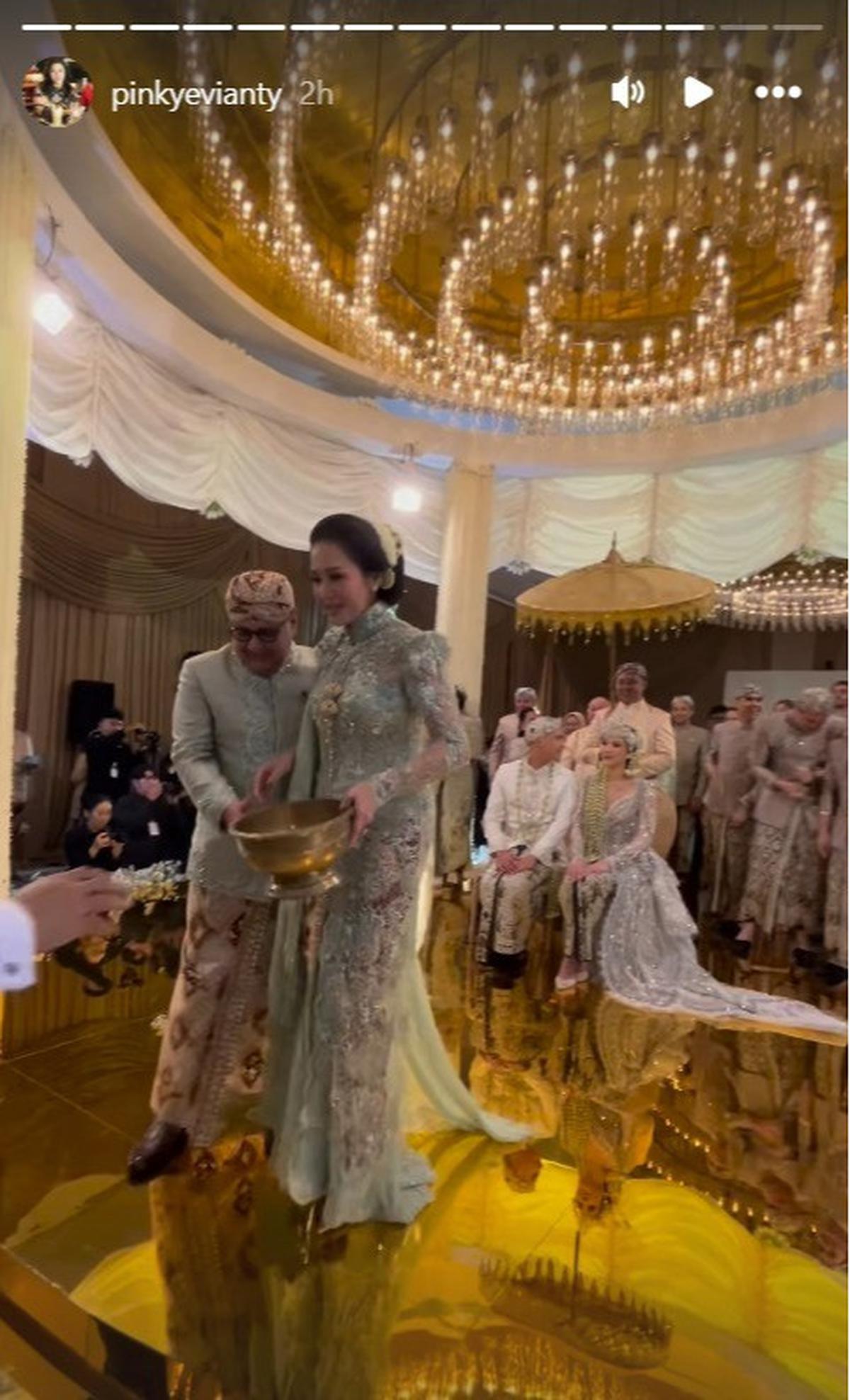 Potret Keseruan Maia Estianty dan Irwan Mussry di Momen Upacara Sawer Al Ghazali dan Alyssa Daguise, Heboh Bagi-Bagi Rezeki dengan Bahagia