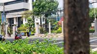 Potret Kantor Kementerian Keuangan (Kemenkeu) yang dipimpin Menteri Keuangan Sri Mulyani Indrawati dijaga ketat aparat TNI. (Liputan6.com/Arief)
