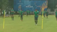 Para pemain Timnas Indonesia U-22 kembali menjalani latihan usai menggilas Filipina 3-0 (Benediktus Gerendo Pradigdo/Liputan6.com)