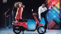 Michael Jackson dan partner wanitanya dalam iklan TV commercial (onmjfootsteps.com)