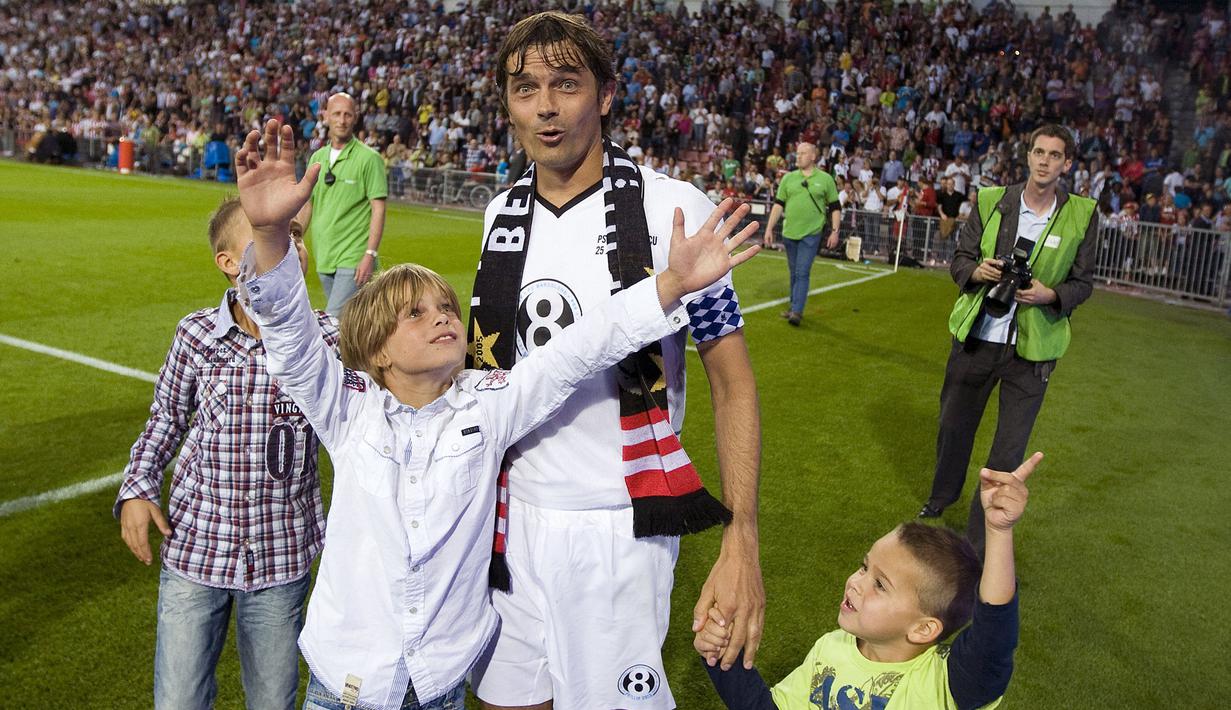 Phillip Cocu. Eks gelandang bertahan Timnas Belanda yang kini berusia 51 tahun ini sempat menjadi andalan AZ, Vitesse, PSV dan Barcelona mulai musim 1988/1989 hingga 2006/2007. Ia melanjutkan karier di Liga Uni Emirat Arab bersama Al Jazira pada awal musim 2007/2008 dan bertahan hanya semusim dengan total tampil dalam 17 laga dengan torehan 4 gol. Ia memutuskan pensiun pada Juli 2008 bersama Al Jazira. (AFP/Ed Oudenaarden)