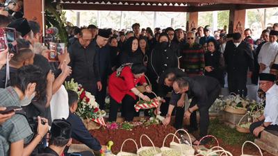 Tabur Bunga Pertama, Megawati Antar Guruh Soekarnoputra ke Peristirahatan Terakhir