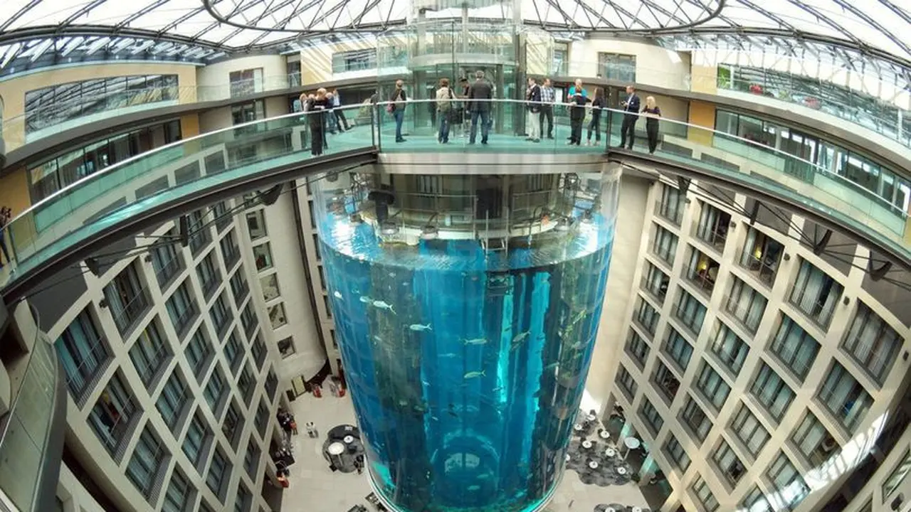 Akurium Raksasa AquaDom di Berlin Pecah, Muntahkan 1.500 Ikan ke Jalan