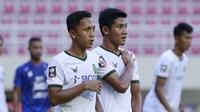 Pemain Persikabo 1973, Firza Andika (kanan) dan Roni Sugeng saat melawan Arema FC pada laga pembuka Piala Menpora 2021 di Stadion Manahan, Solo, Minggu (21/3/2021). (Bola.com/M Iqbal Ichsan)