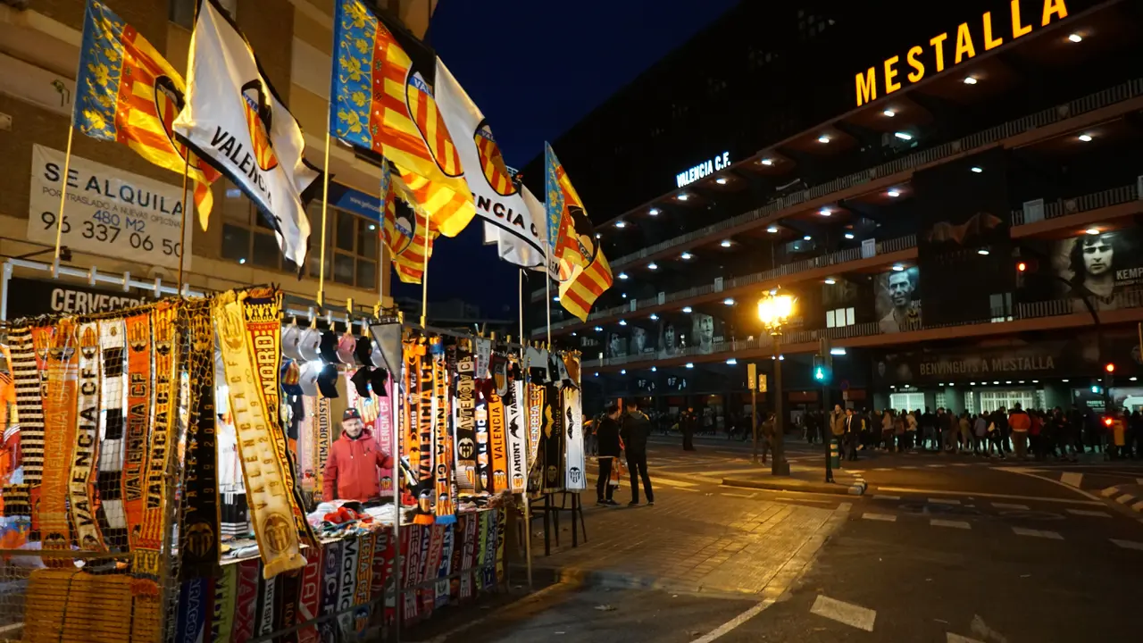 Penjual souvenir menggelar dagangannya di depan Estadio De Mestalla, markas Valencia CF