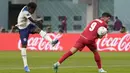 Bukayo Saka tampil menawan dan terpilih sebagai man of the match saat Inggris membantai Iran dengan skor 6-2 di matchday pertama Grup B Piala Dunia 2022, Senin (21/11/2022) malam WIB. Gol pertama Saka dicetak pada menit ke-43 setelah sukses mengkonversi umpan sundulan dari Harry Maguire menjadi tendangan voli cantik ke gawang Iran. Sementara gol kedua pemain Arsenal tersebut dicetak lewat tendangan mendatar setelah menerima umpan pendek dari Raheem Sterling pada menit ke-62. (AP/Frank Augstein)