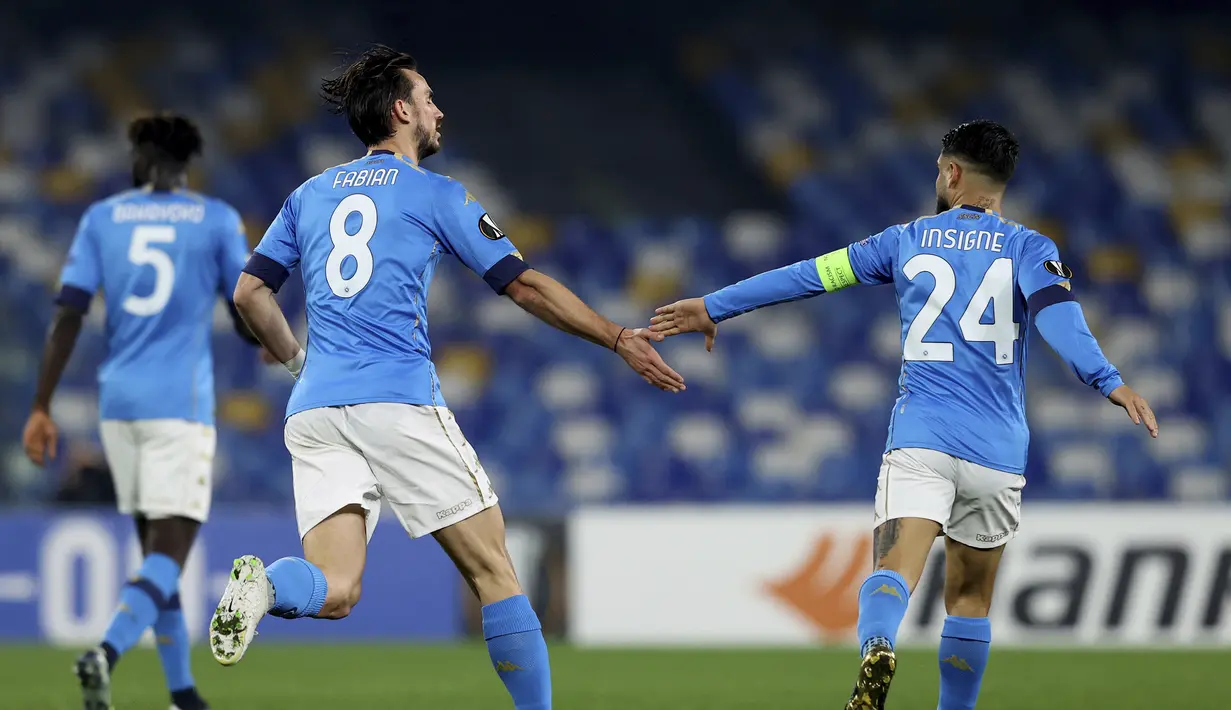 Gelandang Napoli, Fabian Ruiz (kiri) melakukan selebrasi usai mencetak gol kedua timnya ke gawang Granada dalam laga leg kedua babak 32 Besar Liga Europa 2020/21 di Diego Armando Maradona Stadium, Kamis (25/2/2021). Napoli menang 2-1 atas Granada. (LaPresse via AP/Alessandro Garofalo)