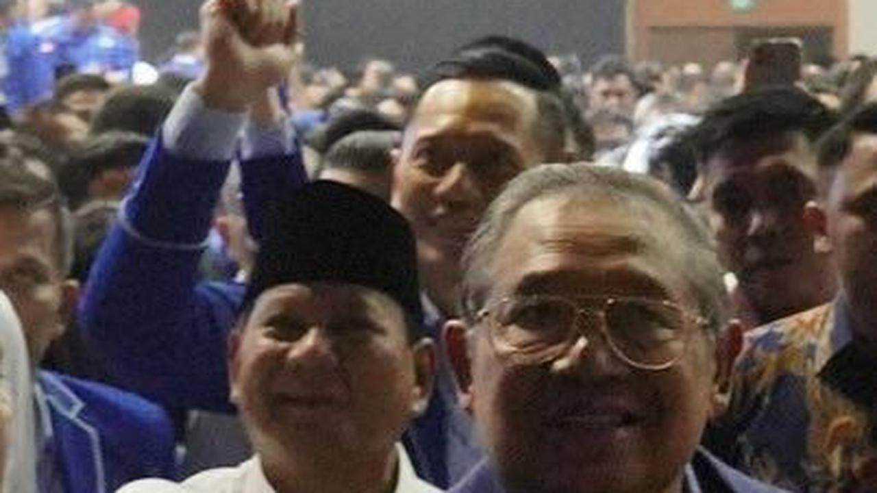 VIDEO: Ribuan Kader Demokrat Nyanyikan Yel-Yel Kemenangan, Prabowo Sampai Beri Hormat