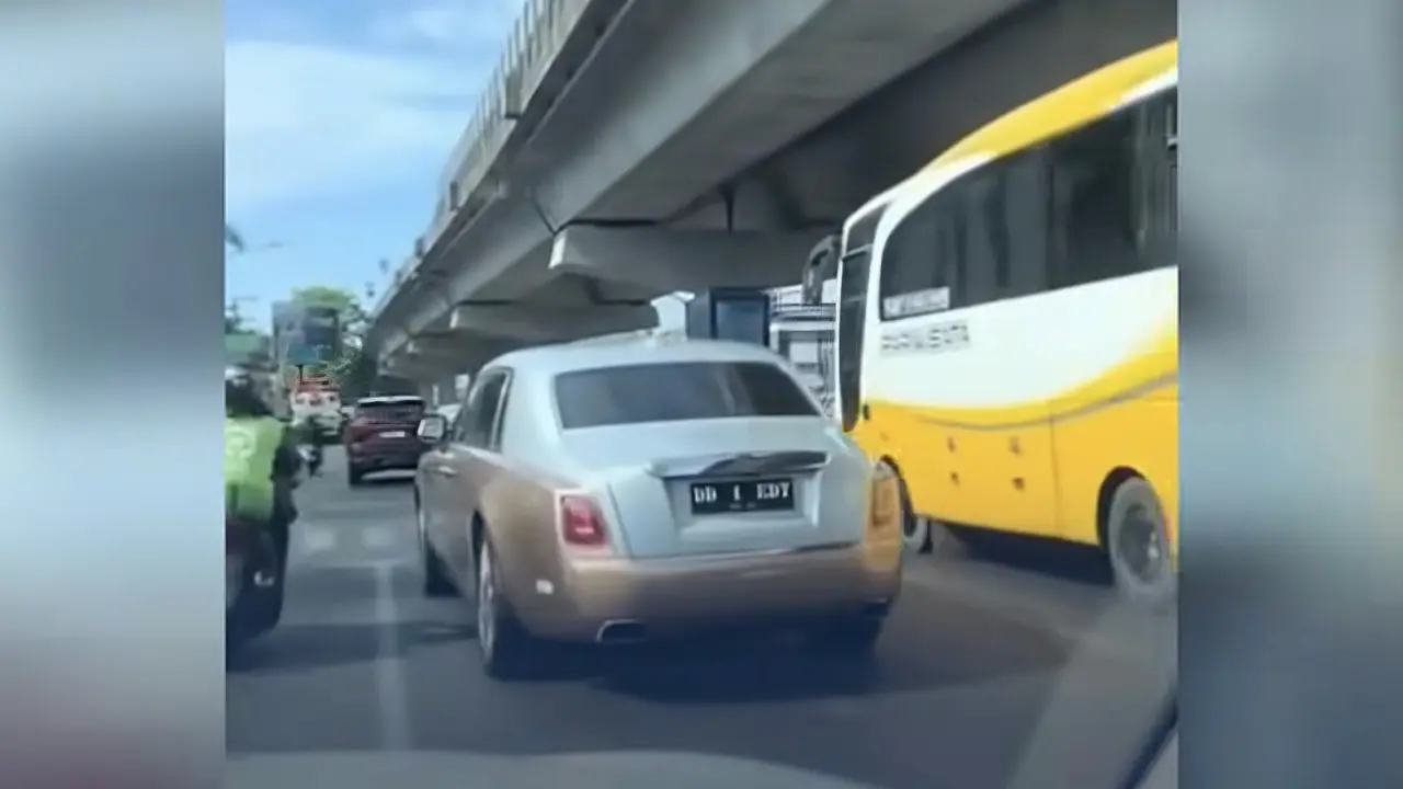 Tangkapan video mobil mewah jenis Rolls-Royce diduga pakai pelat palsu di Jalan AP Pettarani, Kota Makassar, Sulawesi Selatan.