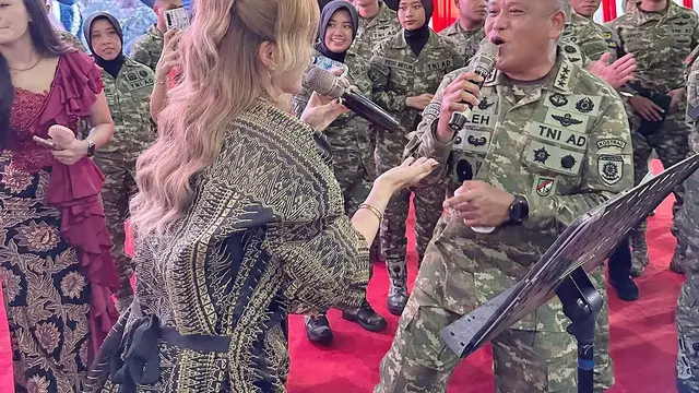 Potret Momo Geisha Bernyanyi di Tengah Pasukan TNI, Duet Bareng Jenderal Bintang Tiga
