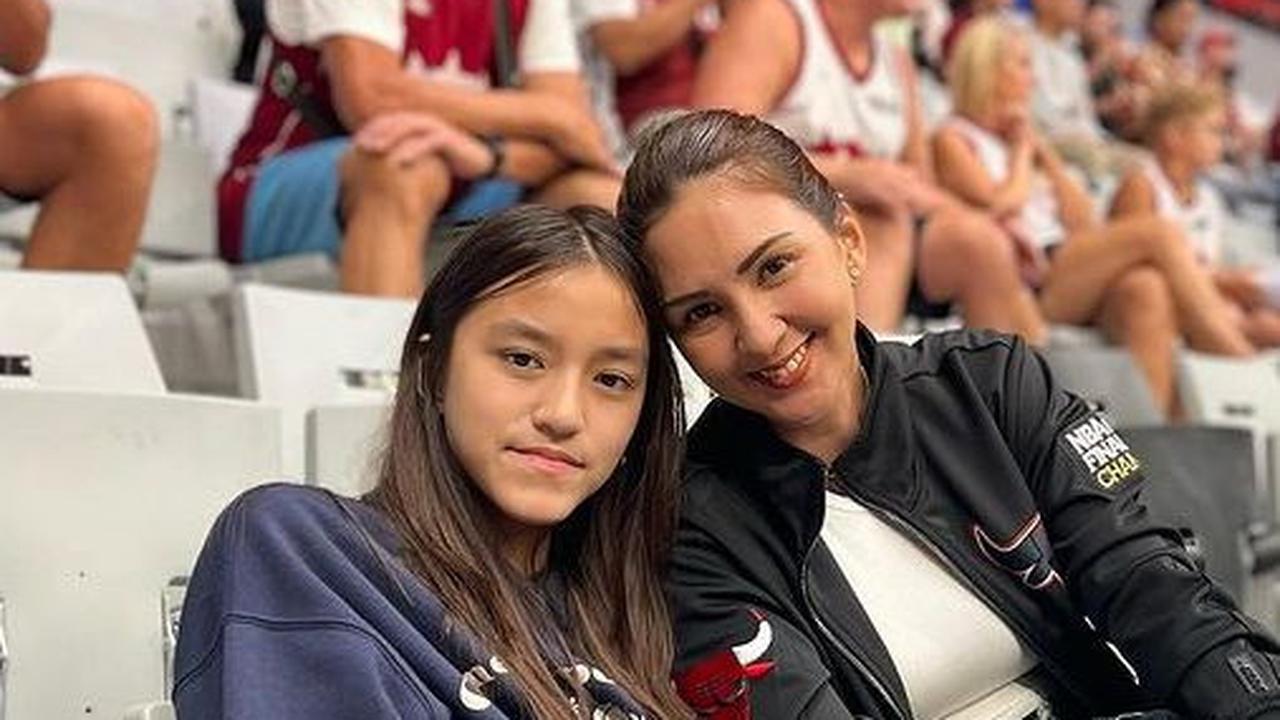 Potret Donna Agnesia dan Sabrina Nonton Pertandingan Basket, Kompak Banget Bak Bestie!