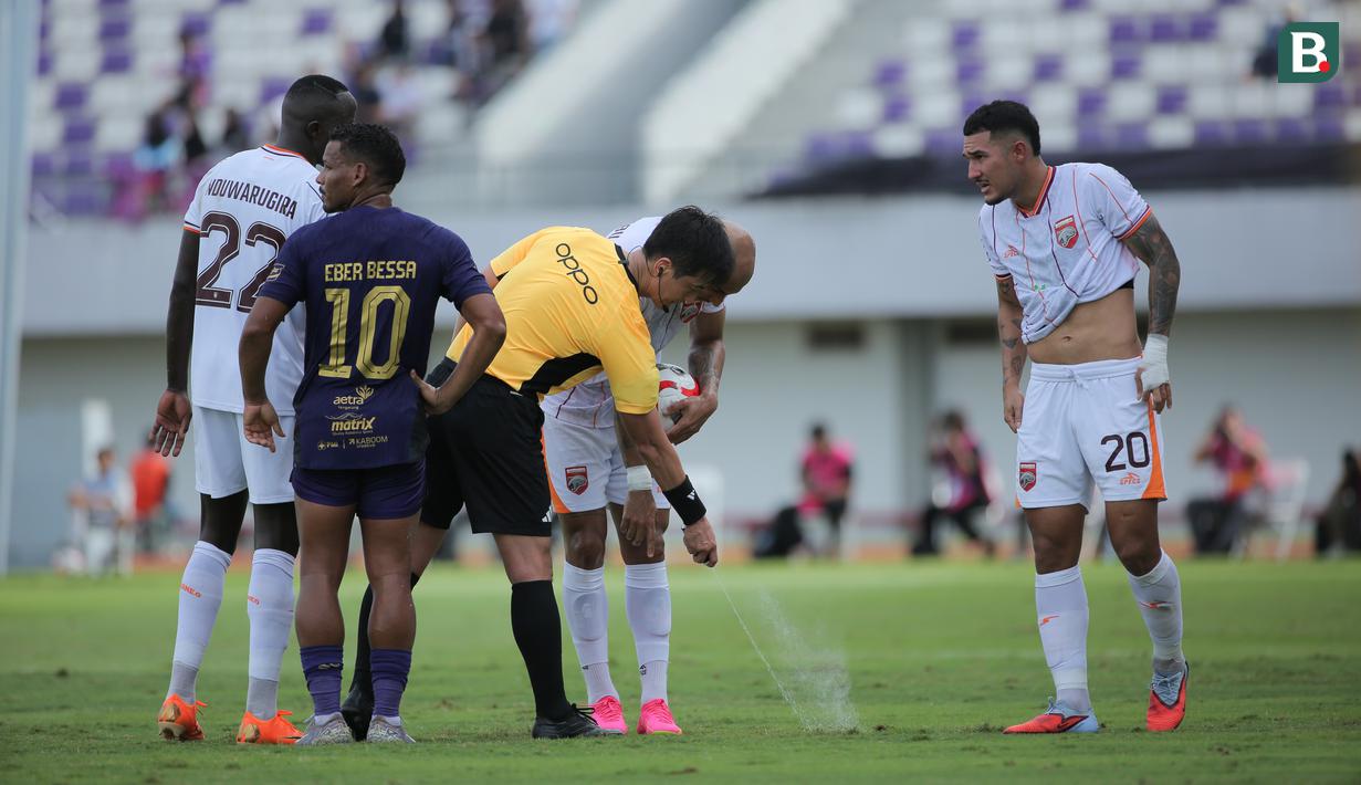 Wasit Ko Hyung-jin menyemprotkan tanda untuk mengambil tendangan bebas saat laga lanjutan BRI Super League 2025/2026 antara Persita melawan Borneo di Indonesia Arena, Tangerang, Banten, Jumat (09/01/2026). (Bola.com/Bagaskara Lazuardi)