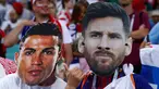 Suporter mengenakan topeng bintang Portugal, Cristiano Ronaldo dan bintang Argentina, Lionel Messi sebelum laga babak perempat final Piala Dunia 2018 antara Rusia dan Kroasia di Stadion Olimpiade Fisht, Sochi, Sabtu (7/7). (AP Photo/Manu Fernandez)