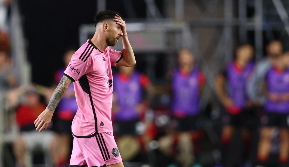 Messi pun ditarik ke luar lapangan pada menit ke-60 oleh pelatih Mauricio Larriera. (AFP/Megan Briggs)