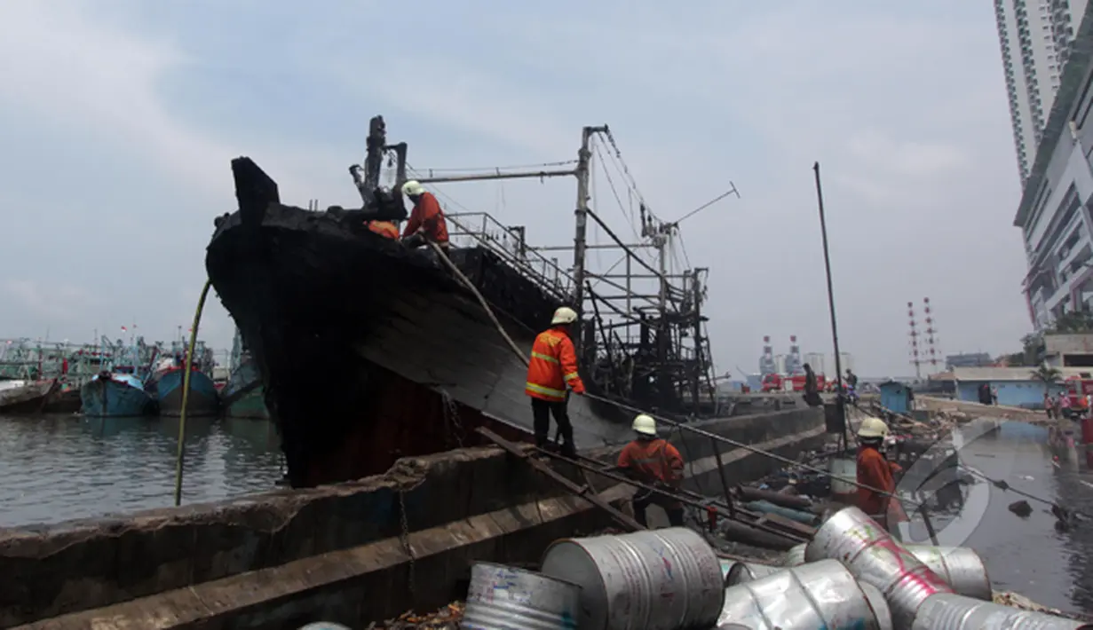 Sebuah kapal nelayan terbakar di Pelabuhan Muara Angke, Jakarta, Jumat (27/2/2015). Kebakaran disebabkan korsleting listrik pada kapal tersebut. Kerugian ditaksir mencapai ratusan juta. (Liputan6.com/Johan Tallo)