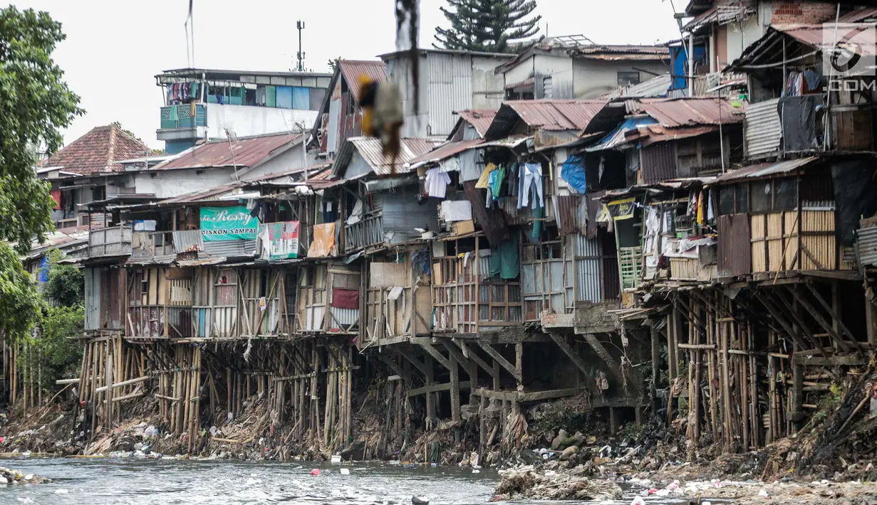 Deretan permukiman penduduk di bantaran Sungai Ciliwung, Jakarta, Senin (22/7). Balai Besar Wilayah Sungai Ciliwung Cisadane (BBWSCC) memperkirakan proyek normalisasi Sungai Ciliwung akan berjalan pada tahun 2020.  (Liputan6.com/Faizal Fanani)