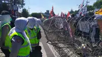 Pasukan Asmaul Husna, Polisi Wanita (Polwan)  mengamankan aksi massa di depan Gedung DPRD Jatim pada Kamis (26/9/2019). (Foto: Liputan6.com/Dian Kurniawan)