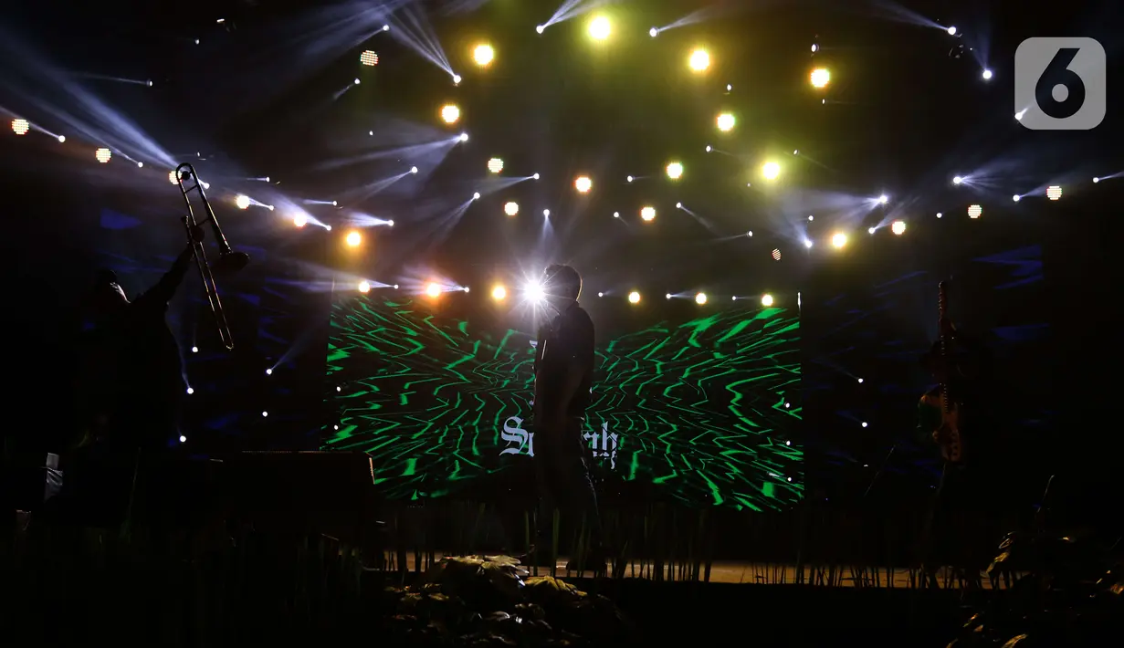 Penampilan band Souljah saat Jakarta Fair atau yang lebih dikenal dengan Pekan Raya Jakarta (PRJ) 2022 di Arena Jakarta International Expo, Kemayoran, Jakarta Pusat, Selasa (21/6/2022). Souljah adalah band musik reggae dan ska Jamaika yang berdiri sejak tahun 1998 dengan nama awal Arigato. (Liputan6.com/Herman Zakharia)